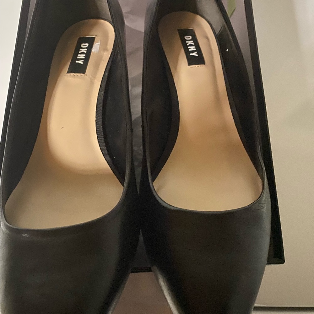 DKNY pump shoes with pointed toe. Brand new!